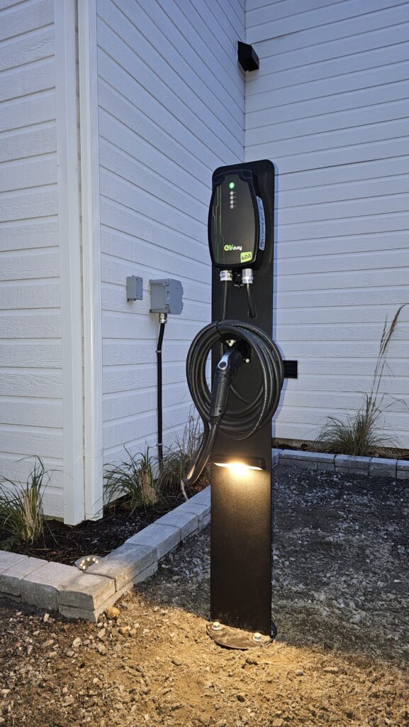 Borne de recharge sur un piédestal en aluminium.