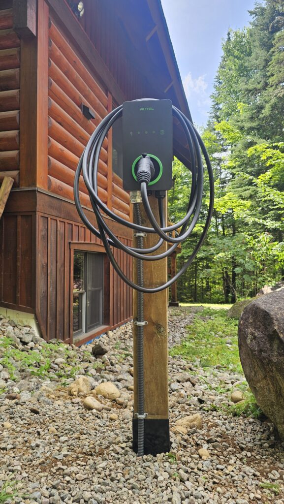 Piédestal en bois traité.
