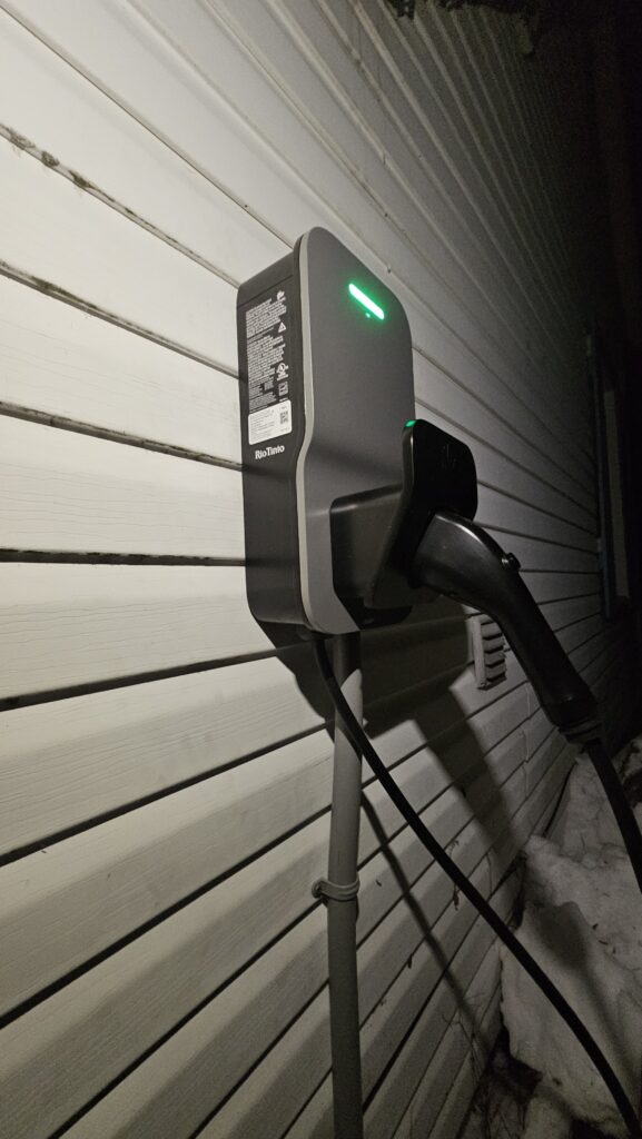Une borne de recharge. (Hardwired, sans prise intermédiaire.)